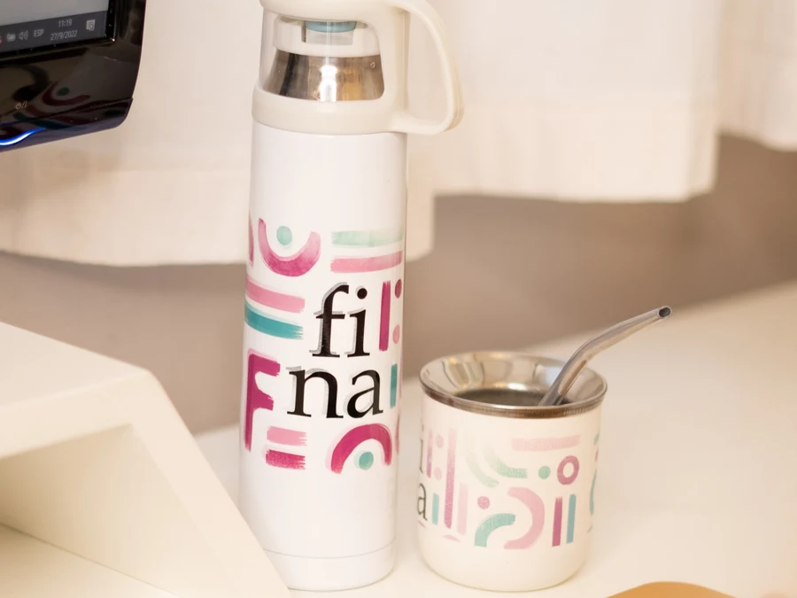 Termo y mate personalizados de Fina Digital, armados como kit